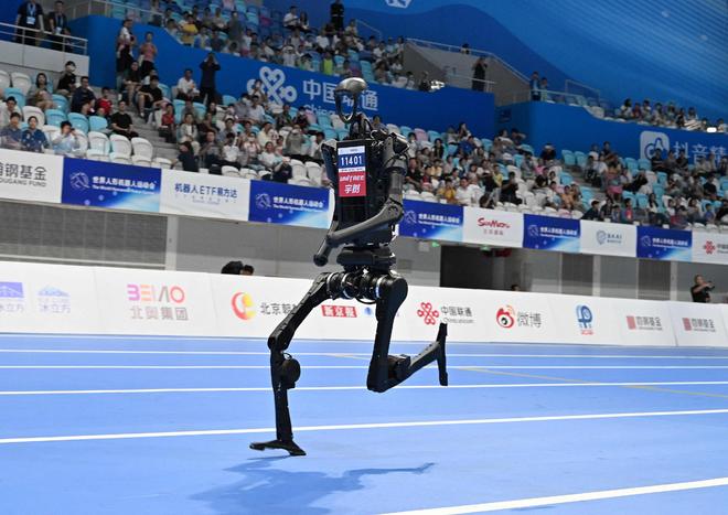 金王兴兴：用遥控追求极致速度；蔡浩宇AI游戏上架2719元｜极客早知道九游会真人游戏第一品牌Sam Altman：AI存在泡沫；宇树机器人夺(图3)